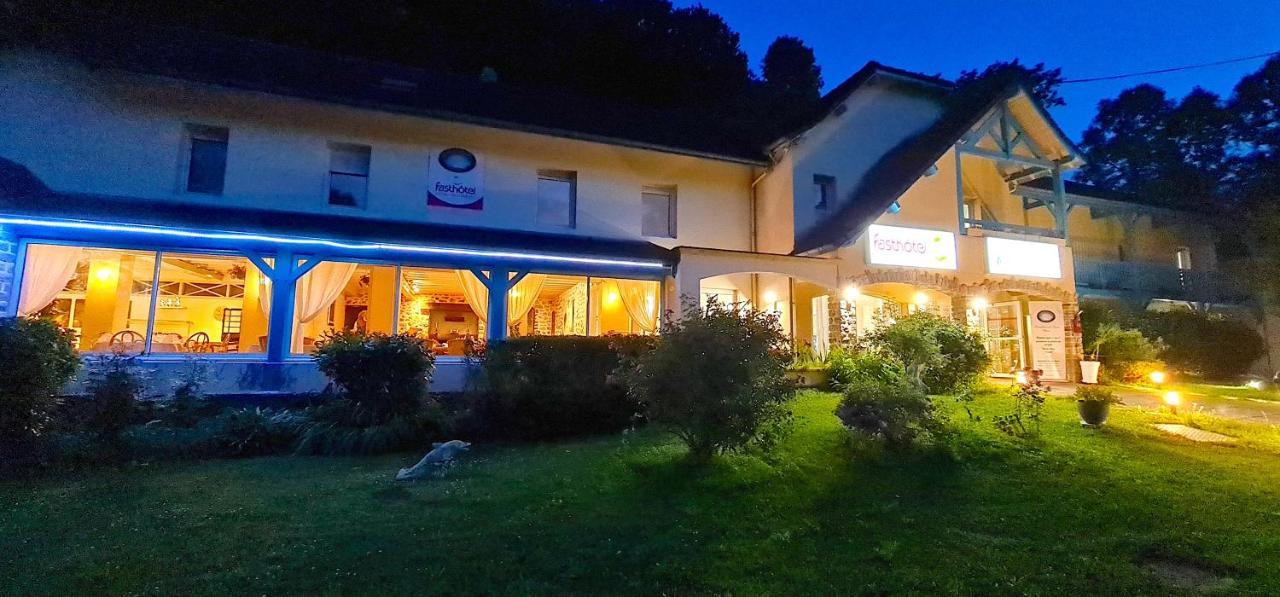 Fasthotel Oloron Hostellerie Du Paon Blanc Lurbe-Saint-Christau Exterior foto